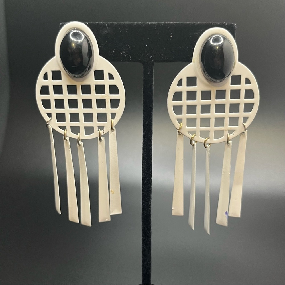 1980s vintage dangle earrings. White with black cabochon faux onyx stone.